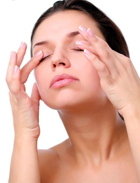 Massage der Haut um die Augen zur Verjüngung