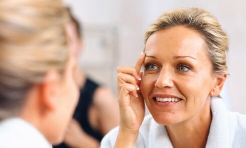 Frauen sind mit den Ergebnissen der Gesichtshautverjüngung dank nicht-chirurgischem Lifting zufrieden